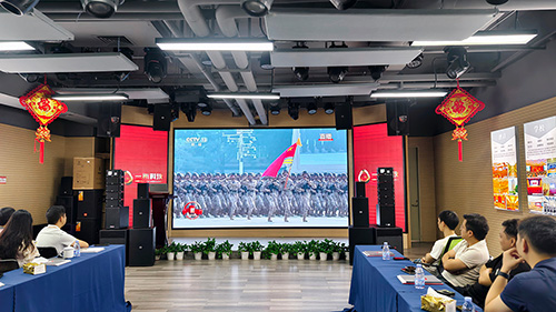 <b>一禾科技員工齊聚多功能演示廳，共睹九三閱兵盛況！</b>